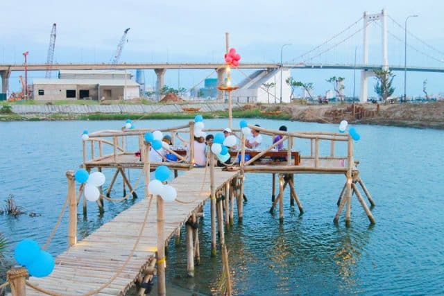 Từ đây có thể phóng tầm mắt ngắm nhìn cầu Thuận Phước xa xa. (Ảnh: ST)