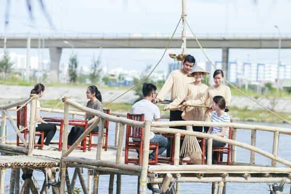 Nhân viên nhà hàng có trang phục như những người nông dân chân chất, gây thiện cảm cho khách đến với nơi đây. (Ảnh: ST)