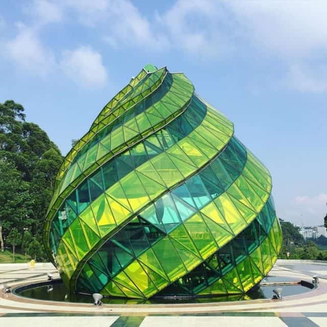 Công trình độc đáo nụ Atiso tại quảng trường (Ảnh ST)