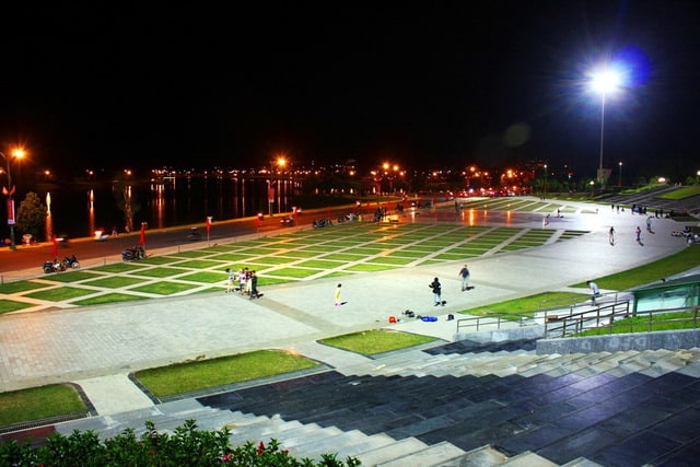 Quang cảnh buổi tối tại quảng trường (Ảnh ST)
