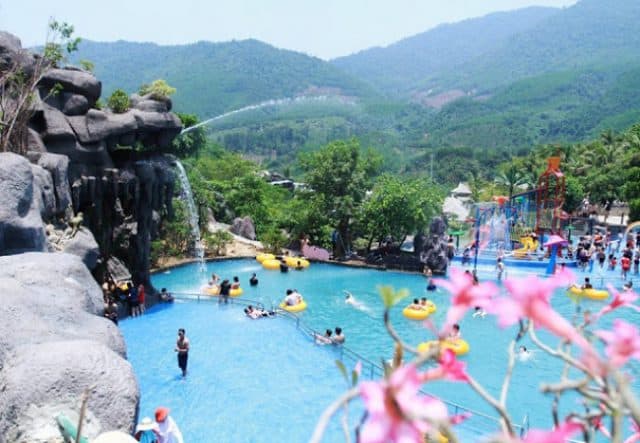 Thư giãn bên suối nước nóng (Ảnh: ST)