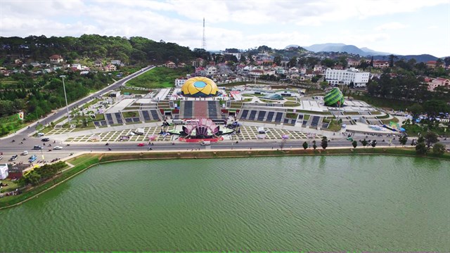 Quảng trường nổi tiếng này nằm bên Hồ Xuân Hương (Ảnh ST)