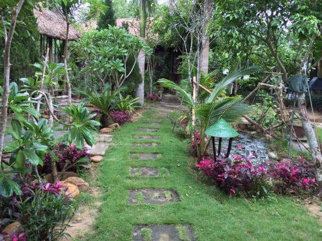 Sân vườn rộng rãi của Vu Homestay (Ảnh: ST)