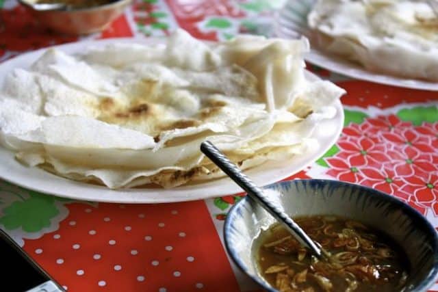 Món bánh tráng đập nổi tiếng ở Cẩm Nam (Ảnh: ST)