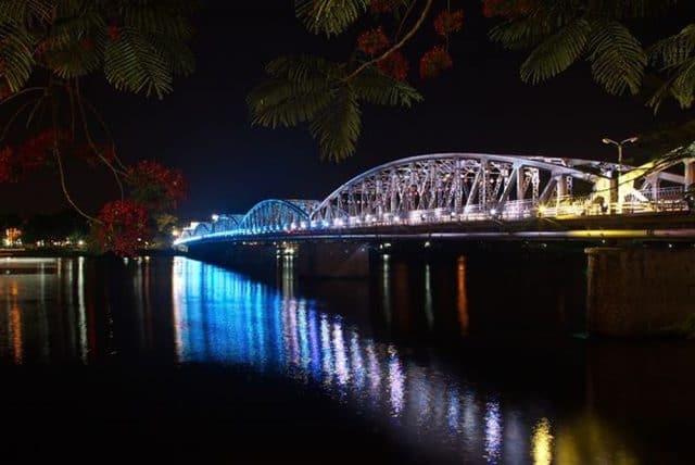Hình ảnh cây cầu lung linh khi về đêm (Ảnh ST)
