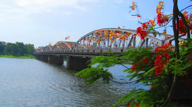 Cây cầu thơ mộng của xứ Huế (Ảnh ST)