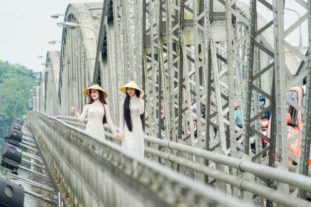 Hình ảnh những cô gái thướt tha trong tà áo dài (Ảnh ST)
