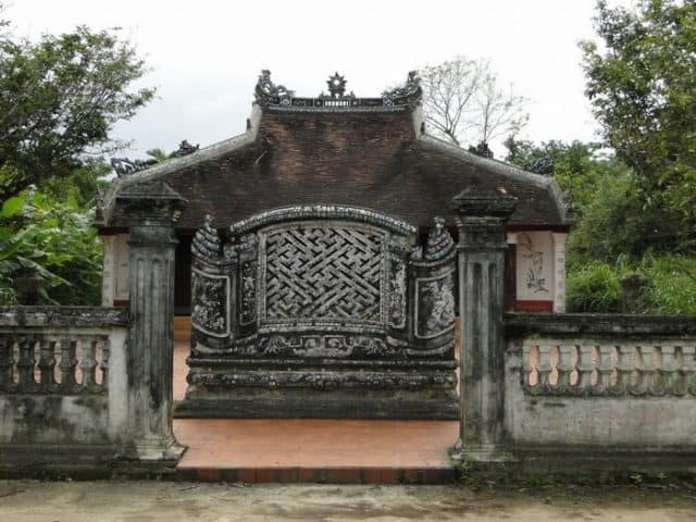 Một trong những ngôi nhà cổ đặc biệt trong làng (Ảnh ST)