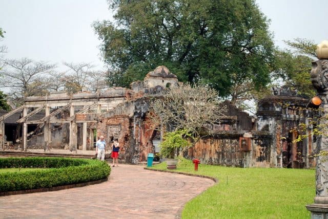 Một số công trình không còn nguyên vẹn (Ảnh ST)