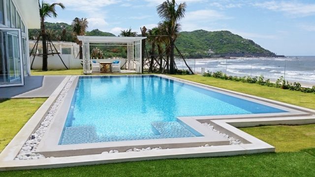 Bể bơi ngoài trời khách sạn alma oasis Long Hải (Ảnh ST)