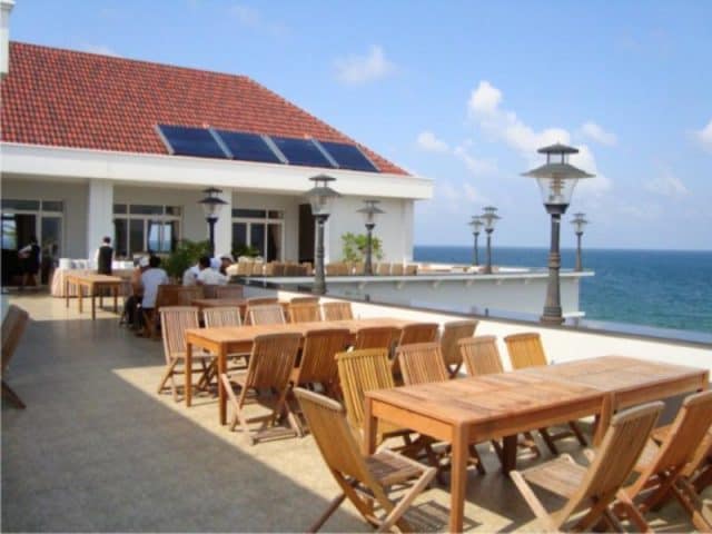 Ngồi ở khách sạn ngắm cảnh biển (Ảnh ST)