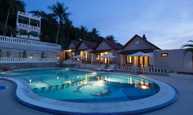 Bể bơi của khách sạn vào ban đêm (Ảnh ST)