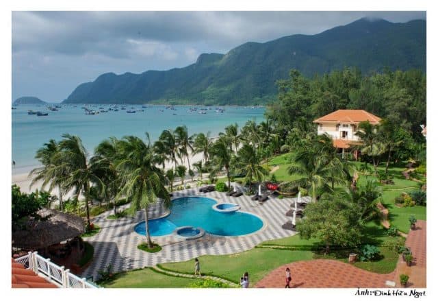 Bể bơi ngoài trời của Côn Đảo Resort ( Ảnh ST)