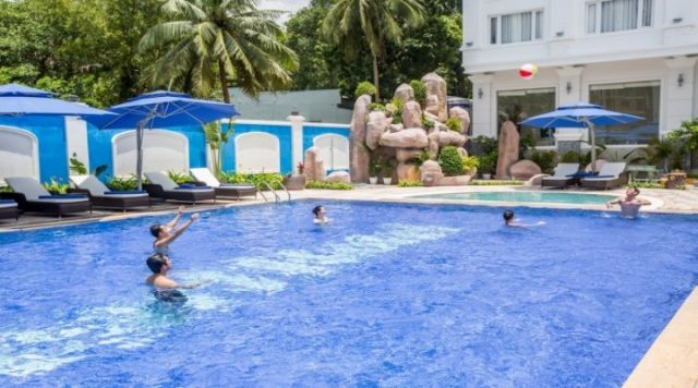 Bể bơi của khách sạn (Ảnh ST)