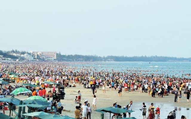 Khách du lịch đến tắm biển tham quan biển Vũng Tàu (Ảnh ST)
