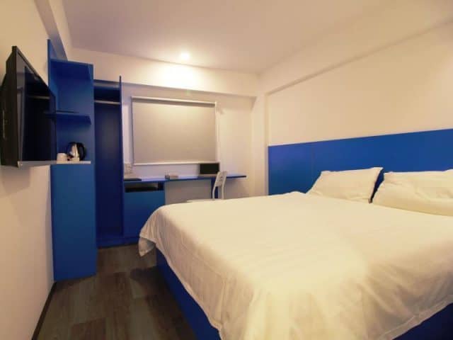 Phòng ngủ thiết kế đơn giản, đầy đủ tiện nghi (Ảnh ST)