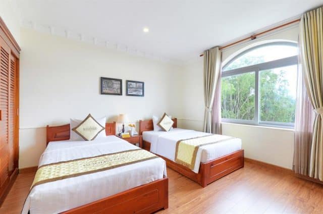 Phòng ngủ của khách sạn thiết kế đơn giản nhưng mang đậm phong cách Châu Âu (Ảnh ST)