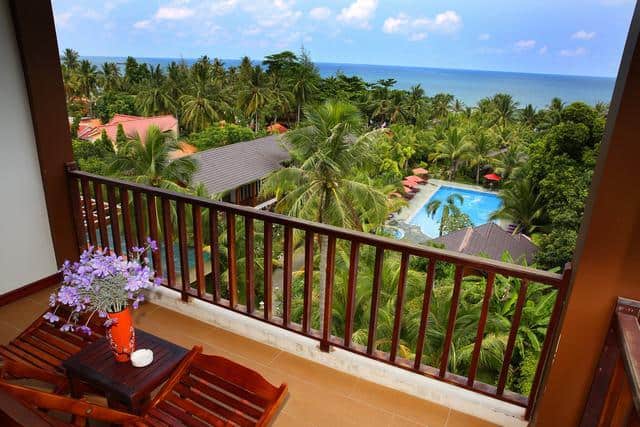 Đứng ở ban công của phòng ngắm nhìn được vẻ đẹp xung quanh khách sạn (Ảnh ST)