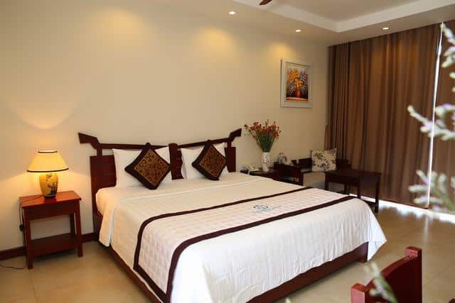 Phòng ngủ của khách sạn được thiết kế đơn giản đầy đủ tiện nghi (Ảnh ST)