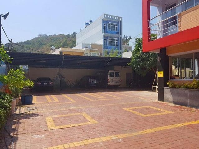 Khu vực sân kết hợp nhà để xe rộng rãi (ảnh ST) Khu vực sân kết hợp nhà để xe rộng rãi (ảnh ST)