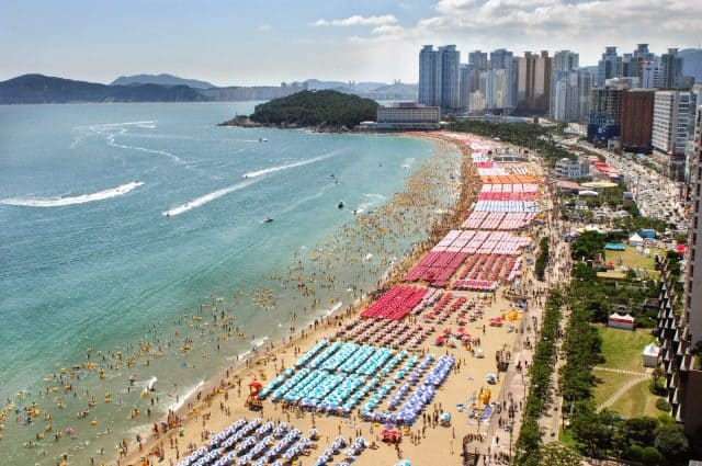 Bãi biển ở Busan hấp dẫn du khách (Ảnh: ST)