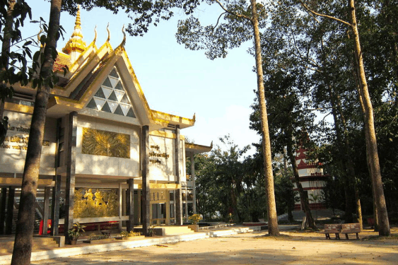 Kiến trúc cổng vào đặc biệt làm nên sự hấp dẫn ngay từ cái nhìn đầu tiên của bảo tàng Khmer