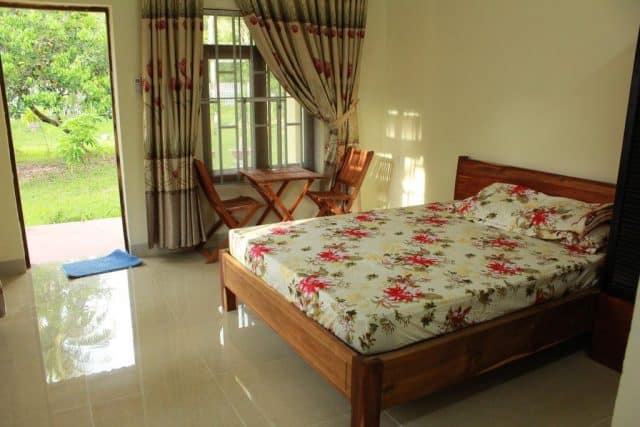 Phoofnh ngủ của homestay hướng ra vườn (ảnh ST)