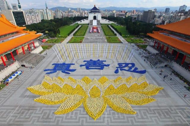 Quảng trường rộng lớn nơi đây (ảnh ST) Quảng trường rộng lớn nơi đây (ảnh ST)