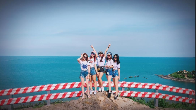 Rủ hội chị em bạn dì "oanh tạc" đồi con Heo ngay thôi! (ảnh ST) Rủ hội chị em bạn dì "oanh tạc" đồi con Heo ngay thôi! (ảnh ST)