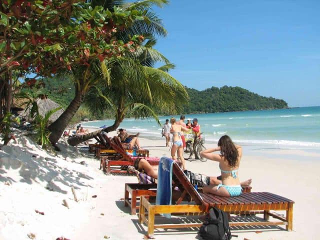 Du khách bằm phơi nắng trên bờ biển (ảnh ST)