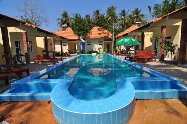 Bể bơi ngoài trời của Đức anh garden homestay (ảnh ST)