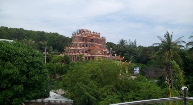 Đứng ở ban công homestay ngắm cảnh xung quanh (ảnh ST)