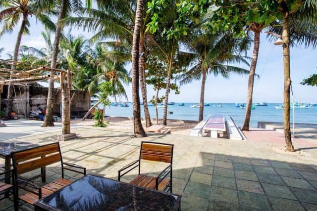 Ngồi tại homestay ngắm biển (ảnh ST)