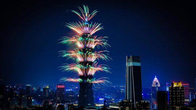 Pháo hoa được bắn ở tháp Đài Bắc 101 nhân dịp năm mới (ảnh ST)