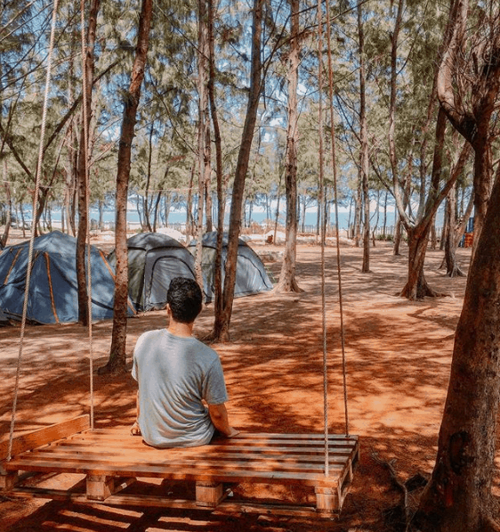 Một bạn trẻ trót yêu khu vực cắm trại Zenna Pool Camp (ảnh ST) Một bạn trẻ trót yêu khu vực cắm trại Zenna Pool Camp (ảnh ST)
