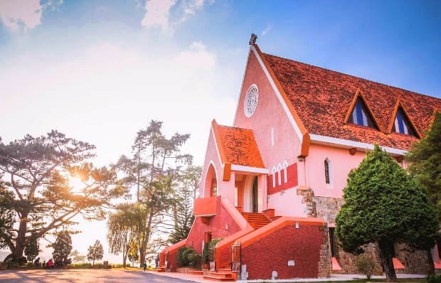 Nhà thờ Domaine de Marie - Nhà thờ màu hồng ấn tượng.