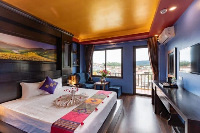 Saparis Hotel nổi bật với các họa tiết thổ cẩm