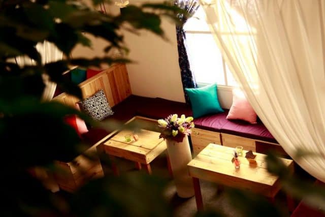 Cafe Phim 213 với không gian dễ thương ấm cúng
