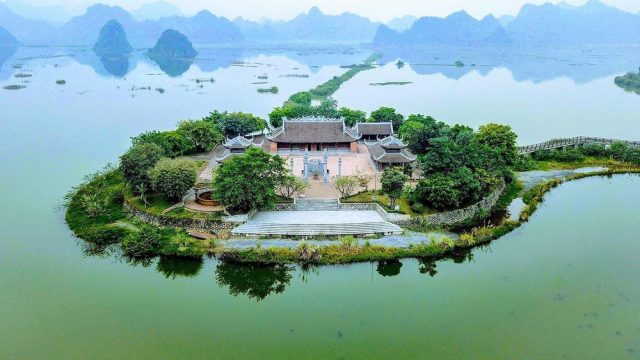 Đình Tam Chúc nằm trên một hòn đảo nổi giữa hồ
