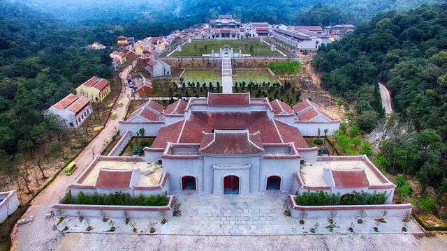 Toàn cảnh làng hành hương Yên Tử nhìn từ trên cao Toàn cảnh làng hành hương Yên Tử nhìn từ trên cao