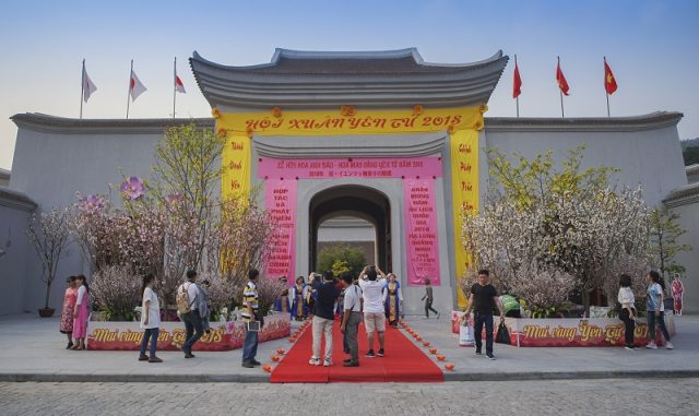 Cổng làng theo lối kiến trúc đời Trần là nơi đón du khách đầu tiên trong hành trình Cổng làng theo lối kiến trúc đời Trần là nơi đón du khách đầu tiên trong hành trình