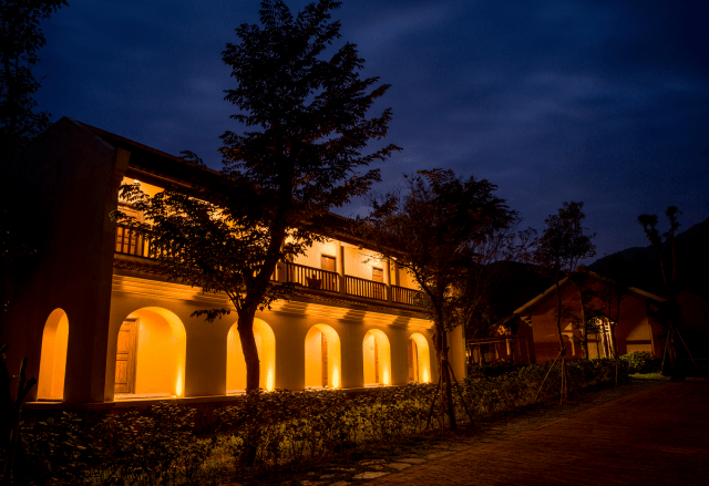 Không gian lung linh về đêm của làng hành hương Yên Tử Không gian lung linh về đêm của làng hành hương Yên Tử