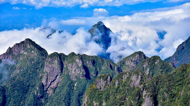 Du khách ngỡ ngàng trước một bức tranh núi rừng hũng vĩ, kỳ bí của Sapa Du khách ngỡ ngàng trước một bức tranh núi rừng hũng vĩ, kỳ bí của Sapa