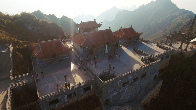 Từng ngọn nắng xuyên mây làm toàn cảnh núi rừng bừng sáng Từng ngọn nắng xuyên mây làm toàn cảnh núi rừng bừng sáng