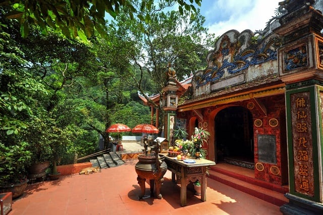 Đền Mẫu Thượng Sapa có mặt sau tựa lưng vào núi, mặt trước hướng ra không gian thoáng đãng