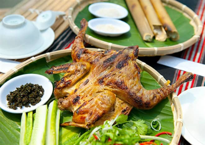 Cơm lam, gà nướng là những món ăn dân dã mang đậm hương vị vcủa vùng núi rừng Tây Nguyên. Ảnh: ST