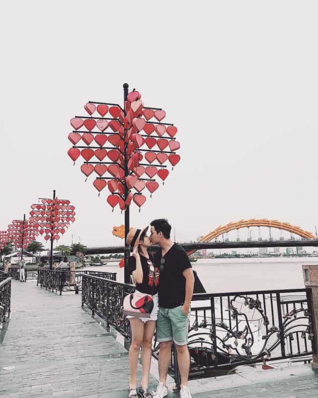Đứng từ trên cầu Tình yêu có thể nhìn thấy cả Cầu Rồng giúp các cặp đôi có một bức ảnh đẹp hơn