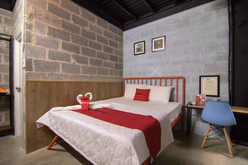 Với tông màu xám - trắng chủ đạo đem lại cho RedDoorz không gian mang phong cách cổ điển thanh lịch