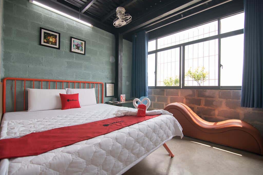 Phòng Deluxe được trang bị ghế tantra cực êm ái để các cặp đôi có thể tìm hiểu nhau thoải mái hơn