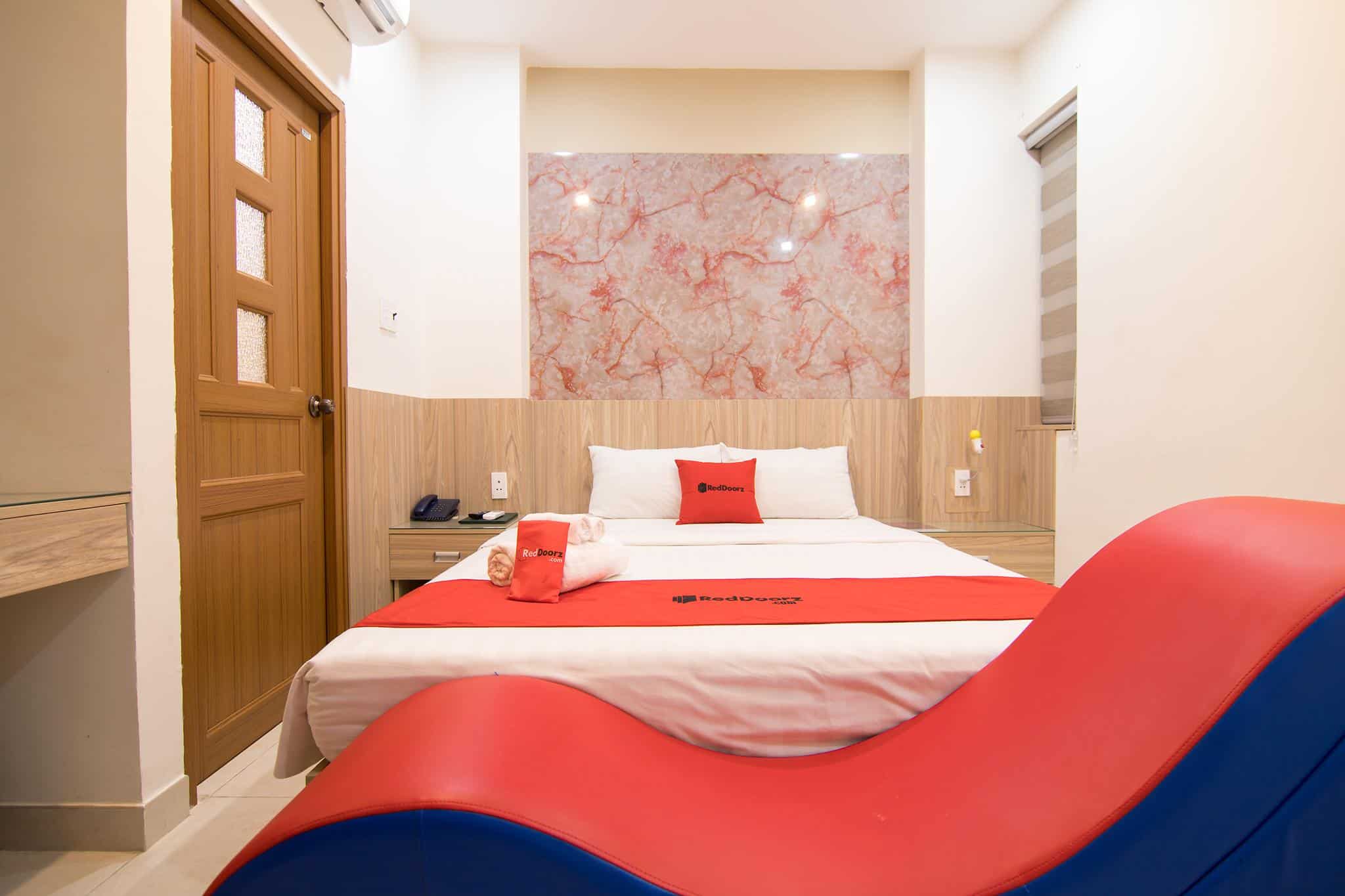 Giường đã bự mà ghế lại siêu to khổng lồ nữa thì còn gì bằng